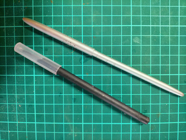 絵の具とデザインナイフ